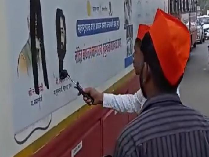 The image of the Prime Minister was blackened at Ichalkaranji in Kolhapur over the Maratha reservation issue | Kolhapur: इचलकरंजीत पंतप्रधान, मुख्यमंत्री यांच्या प्रतिमेला काळे फासले, पोलिस-आंदोलनकर्त्यांत झटापट The image of the Prime Minister was blackened at Ichalkaranji in Kolhapur over the Maratha reservation issue | Kolhapur: इचलकरंजीत पंतप्रधान, मुख्यमंत्री यांच्या प्रतिमेला काळे फासले, पोलिस-आंदोलनकर्त्यांत झटापट