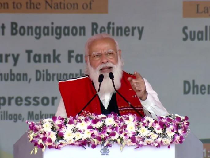 pm narendra modi address at assam during inaugurate many projects | धोरण योग्य असेल, हेतू स्पष्ट असेल तर, नशीबही बदलतं: पंतप्रधान नरेंद्र मोदी pm narendra modi address at assam during inaugurate many projects | धोरण योग्य असेल, हेतू स्पष्ट असेल तर, नशीबही बदलतं: पंतप्रधान नरेंद्र मोदी