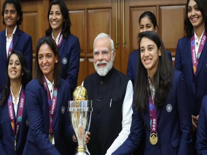 Indian women's team meets Prime Minister Narendra Modi; Photo with World Cup trophy emerges | भारतीय महिला संघाने घेतली पंतप्रधान नरेंद्र मोदींची भेट; विश्वचषक ट्रॉफीसह फोटो समोर आला