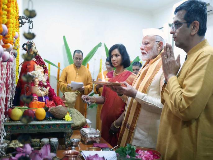 senior lawyer ulas bapat reaction over pm narendra modi offer ganpati aarti at supreme court cji dy chadrachud home | “सरन्यायाधीशांनी पंतप्रधानांना घरी बोलावले असेल तर चूकच”; वकिलांनी थेट कायदाच सांगितला senior lawyer ulas bapat reaction over pm narendra modi offer ganpati aarti at supreme court cji dy chadrachud home | “सरन्यायाधीशांनी पंतप्रधानांना घरी बोलावले असेल तर चूकच”; वकिलांनी थेट कायदाच सांगितला