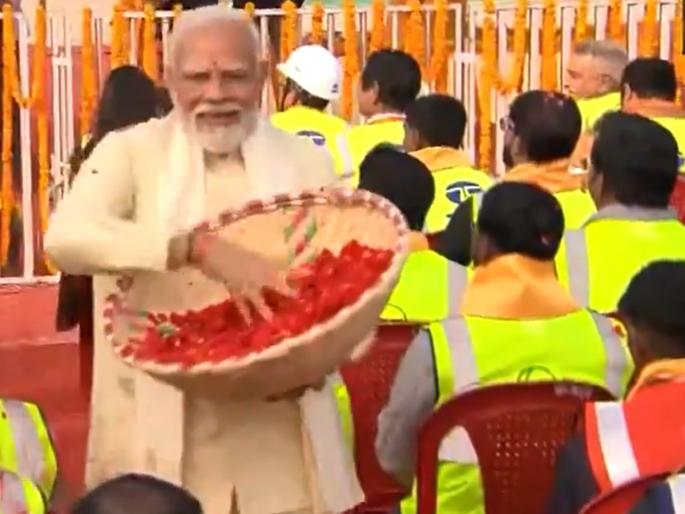 pm narendra modi showered flowers on the workers who were a part of the construction crew at ayodhya ram mandir | राम मंदिर बांधणाऱ्या हातांचाही सन्मान; PM मोदींची मजुरांवर पुष्पवृष्टी, योगदानाचे कौतुक pm narendra modi showered flowers on the workers who were a part of the construction crew at ayodhya ram mandir | राम मंदिर बांधणाऱ्या हातांचाही सन्मान; PM मोदींची मजुरांवर पुष्पवृष्टी, योगदानाचे कौतुक
