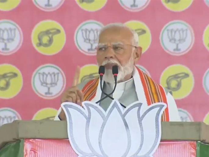 Even the few seats that the opposition gets will later create chaos in Parliament, Modi's criticism | विरोधकांच्या ज्या थोड्याबहुत जागा येतील तेही नंतर संसदेत गोंधळ घालतील, मोदींचे टीकास्त्र Even the few seats that the opposition gets will later create chaos in Parliament, Modi's criticism | विरोधकांच्या ज्या थोड्याबहुत जागा येतील तेही नंतर संसदेत गोंधळ घालतील, मोदींचे टीकास्त्र