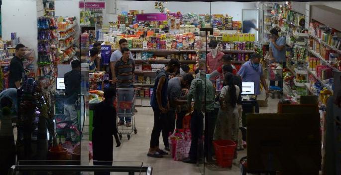 People rush to Nagpur for essentials after 21 days lockdown announcement | २१ दिवस लॉकडाऊनच्या घोषणेनंतर जीवनावश्यक वस्तुंसाठी नागपुरात लोकांची धावपळ