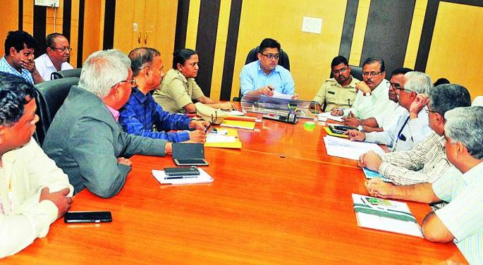 PM Narendra Modi visits: Collector reviews | पंतप्रधान नरेंद्र मोदी यांचा दौरा : जिल्हाधिकाऱ्यांनी घेतला आढावा PM Narendra Modi visits: Collector reviews | पंतप्रधान नरेंद्र मोदी यांचा दौरा : जिल्हाधिकाऱ्यांनी घेतला आढावा
