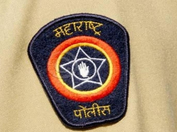 Khaki uniforms run in humanity, patient service only through a motor vehicle | खाकी वर्दीतील माणुसकी धावली, गस्तीच्या वाहनातूनच रुग्णसेवा Khaki uniforms run in humanity, patient service only through a motor vehicle | खाकी वर्दीतील माणुसकी धावली, गस्तीच्या वाहनातूनच रुग्णसेवा