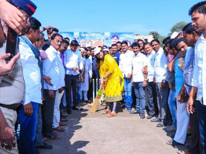 pankaja munde hit six on first ball, CM chashak cricket competition in parli | पंकजा मुंडेंची मैदानावरही फटकेबाजी, पहिल्याच चेंडूवर लगावला 'षटकार'