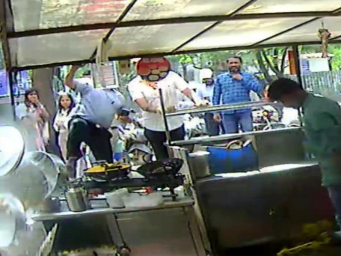 Pune Municipal Corporation officials kicked food stalls; Hot oil in a pan on staff | Video: पुणे महापालिकेच्या अधिकाऱ्यांनी खाद्यपदार्थाचे स्टॉल लाथाडले;कढईतील गरम तेल विक्रेत्याच्या अंगावर Pune Municipal Corporation officials kicked food stalls; Hot oil in a pan on staff | Video: पुणे महापालिकेच्या अधिकाऱ्यांनी खाद्यपदार्थाचे स्टॉल लाथाडले;कढईतील गरम तेल विक्रेत्याच्या अंगावर