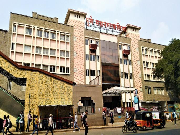 Discrimination in tax collection! Mobile tower companies slapped with shoes, band playing in front of common people's homes | कर वसुलीत भेदाभेद! मोबाईल टॉवर कंपन्यांना पायघड्या, सर्वसामान्यांच्या घरासमोर बँडबाजा Discrimination in tax collection! Mobile tower companies slapped with shoes, band playing in front of common people's homes | कर वसुलीत भेदाभेद! मोबाईल टॉवर कंपन्यांना पायघड्या, सर्वसामान्यांच्या घरासमोर बँडबाजा