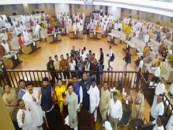 Pune Mayor Congress, which ousted NCP, also withdrew; Who will play the role of a strong opposition party in Pune Municipal Corporation? | Pune Mayor: राष्ट्रवादीला हुसकावणाऱ्या काँग्रेसचीही माघार; पुणे महापालिकेत कणखर विरोधी पक्षाची भूमिका कोण निभावणार? Pune Mayor Congress, which ousted NCP, also withdrew; Who will play the role of a strong opposition party in Pune Municipal Corporation? | Pune Mayor: राष्ट्रवादीला हुसकावणाऱ्या काँग्रेसचीही माघार; पुणे महापालिकेत कणखर विरोधी पक्षाची भूमिका कोण निभावणार?