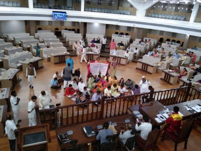 municipality metro issue ganesh visarjan assembly adjourned till thursday murlidhar mohol | PMC| मेट्रो प्रकरणावरून पालिकेत विरोधकांचा 'राडा'; महापौरांनी गुरुवारपर्यंत तहकूब केले सभागृहाचे काम municipality metro issue ganesh visarjan assembly adjourned till thursday murlidhar mohol | PMC| मेट्रो प्रकरणावरून पालिकेत विरोधकांचा 'राडा'; महापौरांनी गुरुवारपर्यंत तहकूब केले सभागृहाचे काम