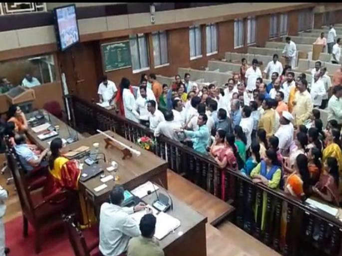 With the permission for excavation of mobile companies in the municipal council | मोबाईल कंपन्यांना खोदाईसाठी परवानगी देण्यावरून महापालिका सभेत गदारोळ With the permission for excavation of mobile companies in the municipal council | मोबाईल कंपन्यांना खोदाईसाठी परवानगी देण्यावरून महापालिका सभेत गदारोळ