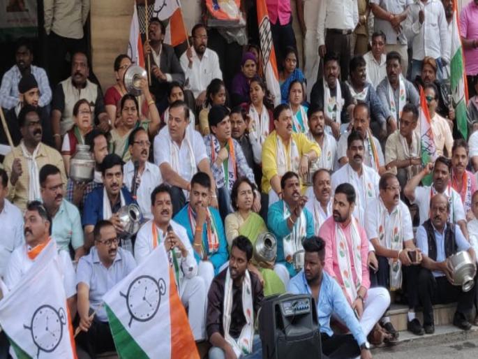 Agitation in Pune Municipal Corporation by water deduction | पाणी कपातीवरून पुणे महापालिकेत 'कळशी' आंदोलन : भाजपला कोंडीत पकडायचा प्रयत्न   Agitation in Pune Municipal Corporation by water deduction | पाणी कपातीवरून पुणे महापालिकेत 'कळशी' आंदोलन : भाजपला कोंडीत पकडायचा प्रयत्न