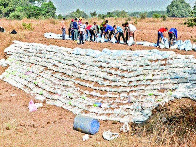 Students Build Boundary | विद्यार्थ्यांनी उभारला बंधारा Students Build Boundary | विद्यार्थ्यांनी उभारला बंधारा