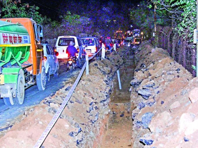 Driving the road, traffic cones | रस्ता खोदल्याने वाहतूककोंडी  Driving the road, traffic cones | रस्ता खोदल्याने वाहतूककोंडी