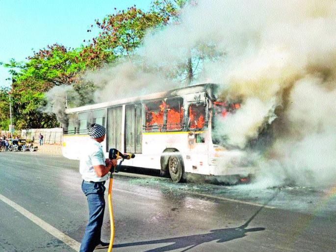 The journey of PMP is dangerous, the administration is neglected | पीएमपीचा प्रवास बनतोय धोकादायक, प्रशासनाचे होतेय दुर्लक्ष