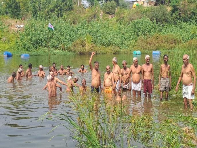 Farmers protesting half-naked in the riverbed for the benefit of PM Kisan 295 farmers deprived of benefits |  पीएम किसानच्या लाभासाठी शेतकऱ्यांचे नदीपात्रात अर्धनग्न आंदाेलन; २९५ शेतकरी लाभापासून वंचित  Farmers protesting half-naked in the riverbed for the benefit of PM Kisan 295 farmers deprived of benefits |  पीएम किसानच्या लाभासाठी शेतकऱ्यांचे नदीपात्रात अर्धनग्न आंदाेलन; २९५ शेतकरी लाभापासून वंचित