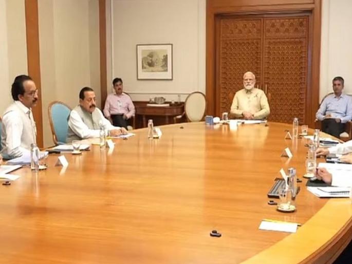Prime Minister Narendra Modi today reviewed the preparations for the Gaganyaan mission. | २०४०पर्यंत चंद्रावर माणूस पाठवण्याचे लक्ष्य; पंतप्रधान मोदींनी गगनयान मिशनचा घेतला आढावा Prime Minister Narendra Modi today reviewed the preparations for the Gaganyaan mission. | २०४०पर्यंत चंद्रावर माणूस पाठवण्याचे लक्ष्य; पंतप्रधान मोदींनी गगनयान मिशनचा घेतला आढावा