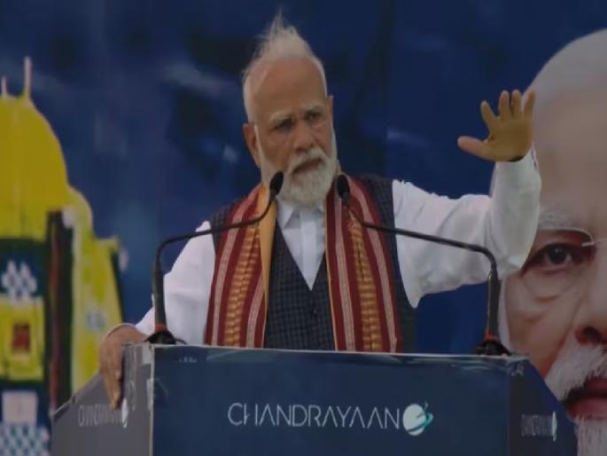 Person faints in PM Modi's rally; The Prime Minister immediately instructed his team doctors | PM मोदींच्या सभेत व्यक्ती चक्कर येऊन पडला; पंतप्रधानांनी तात्काळ आपल्या टीमला दिले निर्देश Person faints in PM Modi's rally; The Prime Minister immediately instructed his team doctors | PM मोदींच्या सभेत व्यक्ती चक्कर येऊन पडला; पंतप्रधानांनी तात्काळ आपल्या टीमला दिले निर्देश