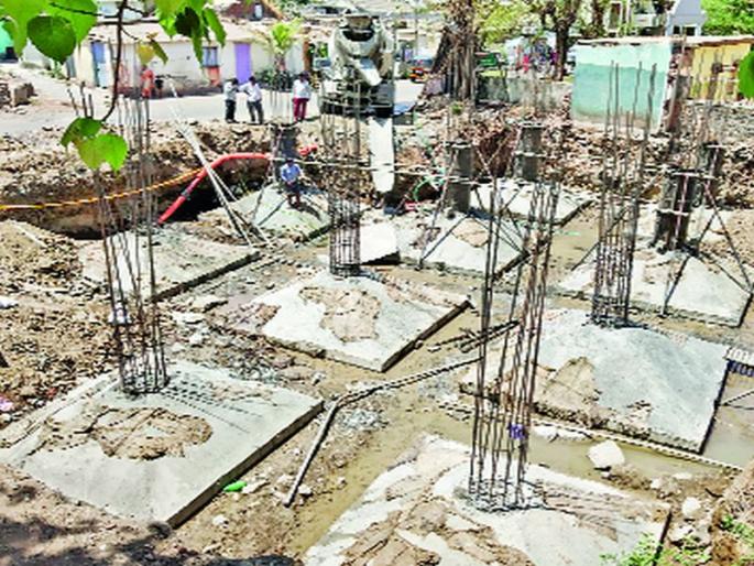 The construction of a new water tank at the old site is on the battlefield | जुन्या जागेवर नव्याने पाण्याची टाकी उभारण्याचे काम युद्धपातळीवर The construction of a new water tank at the old site is on the battlefield | जुन्या जागेवर नव्याने पाण्याची टाकी उभारण्याचे काम युद्धपातळीवर