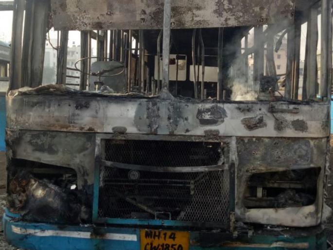 CNG-run PMPML fire suddenly; Firebrigade extinguish fire | सीएनजीवर चालणाऱ्या पीएमपीला अचानक आग; अग्निशामकने आग आणली आटोक्यात CNG-run PMPML fire suddenly; Firebrigade extinguish fire | सीएनजीवर चालणाऱ्या पीएमपीला अचानक आग; अग्निशामकने आग आणली आटोक्यात
