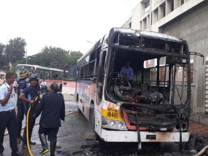 pmpml fire suddenly in Chinchwad | चिंचवडमध्ये पीएमपीने अचानक घेतला पेट; ‘देवदूत’ दाखल झाल्याने टळली दुर्घटना