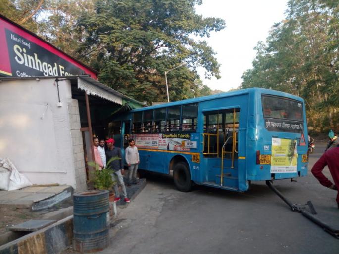 PMP bus enters directly at the hotel ...after Break failed | पुन्हा एकदा रडगाणं.. ! ब्रेक झालं निकामी..पीएमपी बस घुसली थेट हॉटेलात... PMP bus enters directly at the hotel ...after Break failed | पुन्हा एकदा रडगाणं.. ! ब्रेक झालं निकामी..पीएमपी बस घुसली थेट हॉटेलात...