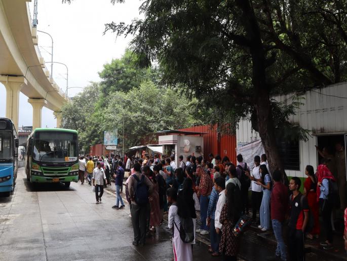 PMPML: What is the purpose of a bus stop if you want to stop in the middle of the road? PMP journey followed by seniors | PMP: रस्त्याच्या मधाेमध थांबायचे असेल तर बसस्टाॅपचे काय काम? पीएमपी प्रवासात ज्येष्ठांची हेळसांडच