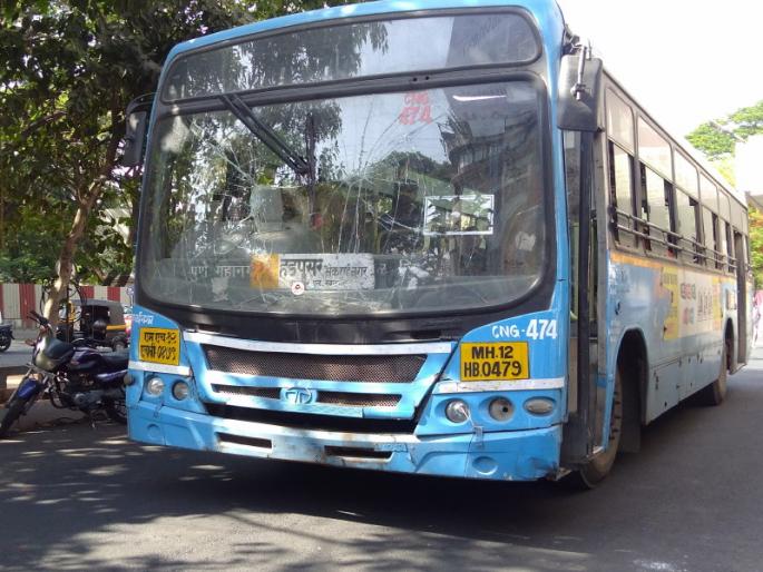 pmpml sign boards are not on the mark | पीएमपीच्या पाट्यांना मिळेना हक्काची जागा pmpml sign boards are not on the mark | पीएमपीच्या पाट्यांना मिळेना हक्काची जागा