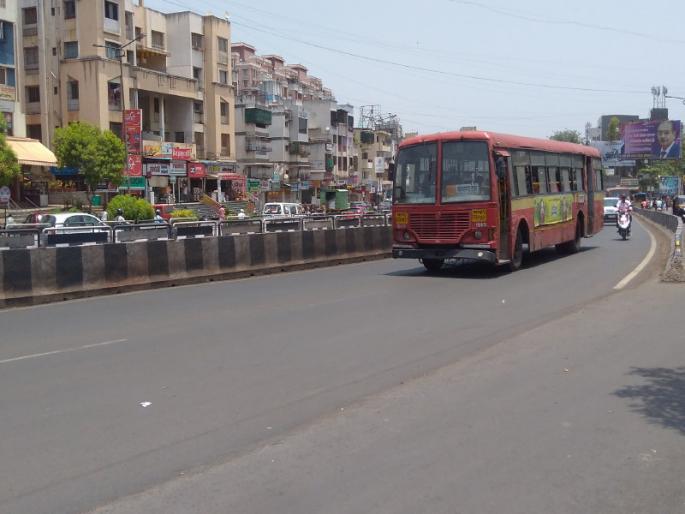 passengers are facing problem in brt route | बस बाहेर तर प्रवासी अात passengers are facing problem in brt route | बस बाहेर तर प्रवासी अात