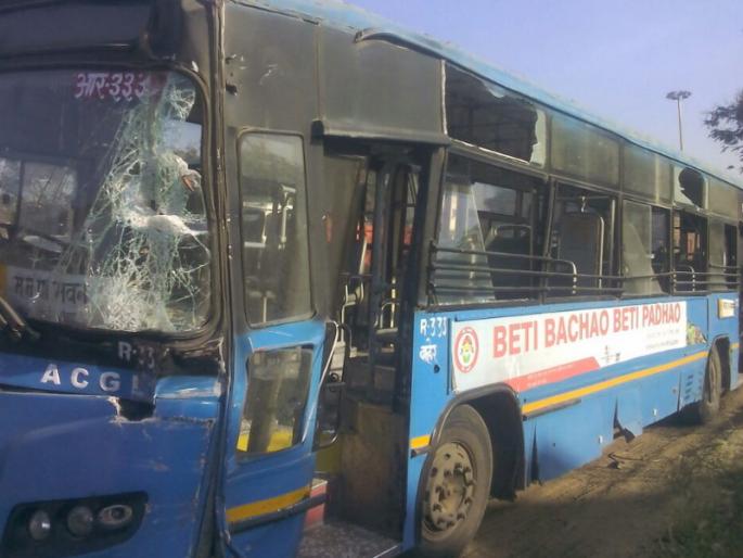 PMP truck hits Katkewadi on Pune-Nagar road; Two minor injuries | पुणे-नगर रस्त्यावरील कटकेवाडीत पीएमपी-ट्रकची धडक; दोन किरकोळ जखमी PMP truck hits Katkewadi on Pune-Nagar road; Two minor injuries | पुणे-नगर रस्त्यावरील कटकेवाडीत पीएमपी-ट्रकची धडक; दोन किरकोळ जखमी