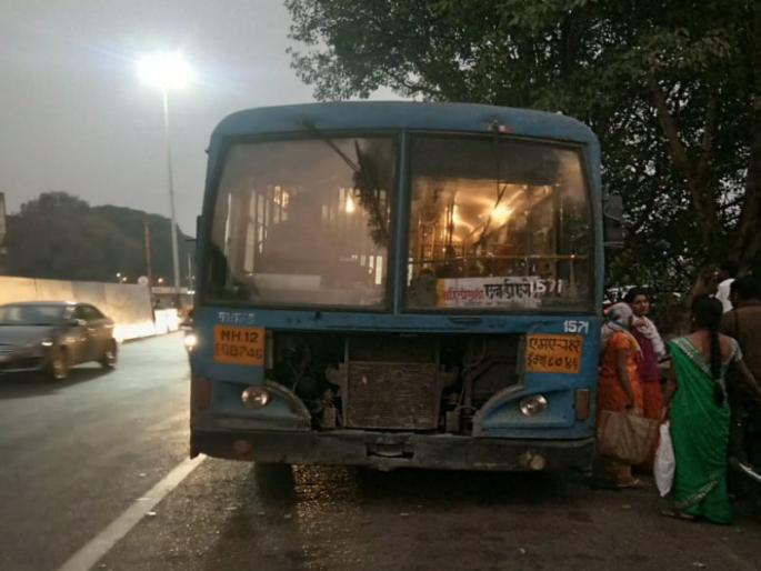 The security of the PMP passengers and the bushes are frustrating | पीएमपीच्या प्रवाशांची सुरक्षितता अन् बसही खिळखिळी  The security of the PMP passengers and the bushes are frustrating | पीएमपीच्या प्रवाशांची सुरक्षितता अन् बसही खिळखिळी