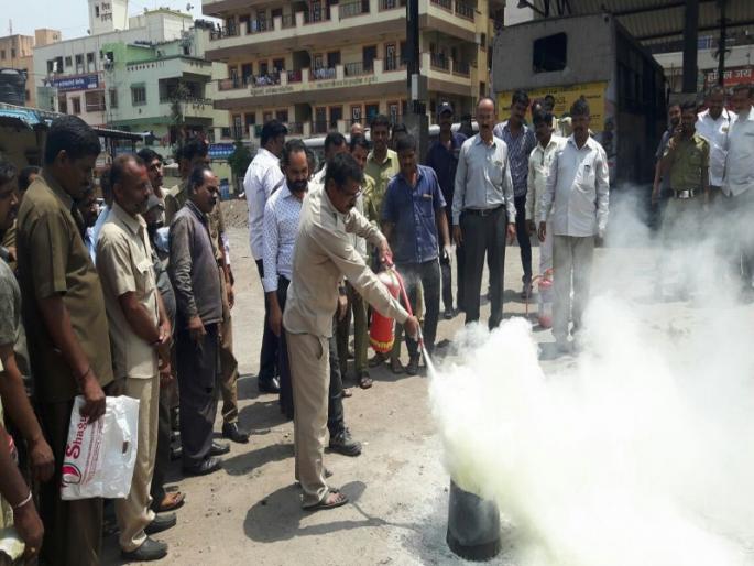 Training to fire control for PMP employees | पीएमपी कर्मचाऱ्यांना आग विझविण्याचे प्रशिक्षण Training to fire control for PMP employees | पीएमपी कर्मचाऱ्यांना आग विझविण्याचे प्रशिक्षण