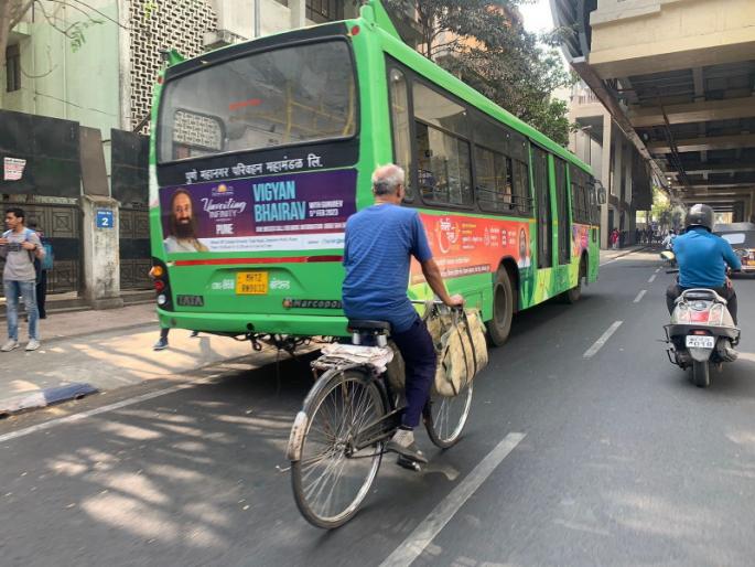 Two blind students run over by bus in Pune Both are seriously injured | पुण्यात दोन दृष्टिहीन विद्यार्थ्यांना बसने उडवले; दोघेही गंभीर जखमी Two blind students run over by bus in Pune Both are seriously injured | पुण्यात दोन दृष्टिहीन विद्यार्थ्यांना बसने उडवले; दोघेही गंभीर जखमी