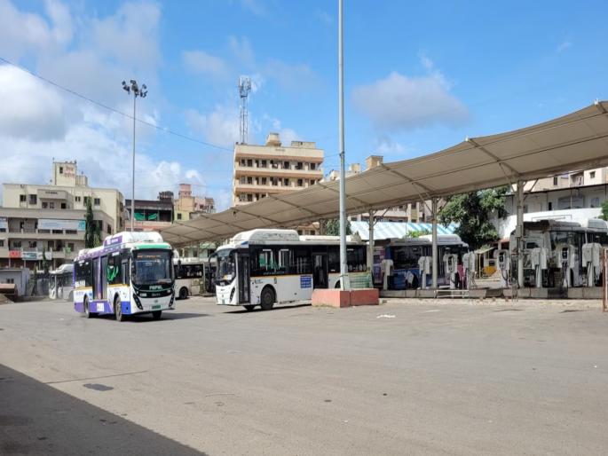 PMP bus drivers and conductors smoke tobacco and gutkha at work Administration imposes heavy fines | पीएमपी बस चालक-वाहक कामावर तंबाखू, गुटखा खातात; प्रशासनाने उगारला दंडाचा बडगा PMP bus drivers and conductors smoke tobacco and gutkha at work Administration imposes heavy fines | पीएमपी बस चालक-वाहक कामावर तंबाखू, गुटखा खातात; प्रशासनाने उगारला दंडाचा बडगा