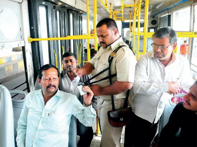 Keep an eye on ticketless travelers PMPML raises checkers collects a fine of Rs 1 lakh per day | विनातिकीट प्रवास करणाऱ्यांवर करडी नजर; PMPML ने वाढवले चेकर, दररोज एक लाख दंड वसूल