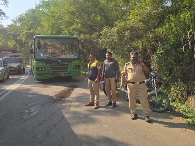 PMPML bus hits a two-wheeler; Both died on the spot, woman injured, incident at Katraj Ghat | पीएमपीएमएल बसची दुचाकीला धडक; दोघांचा जागीच मृत्यू, महिला जखमी, कात्रज घाटातील घटना PMPML bus hits a two-wheeler; Both died on the spot, woman injured, incident at Katraj Ghat | पीएमपीएमएल बसची दुचाकीला धडक; दोघांचा जागीच मृत्यू, महिला जखमी, कात्रज घाटातील घटना