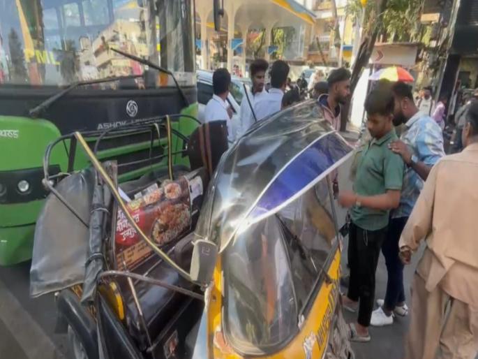 pmpml bus hits rickshaw on Karve Road rickshaw crushed in horrific accident 3 seriously injured | कर्वे रोडवर पीएमपी बसची रिक्षाला धडक; भीषण अपघातात रिक्षाचा चुराडा, ३ जण गंभीर जखमी pmpml bus hits rickshaw on Karve Road rickshaw crushed in horrific accident 3 seriously injured | कर्वे रोडवर पीएमपी बसची रिक्षाला धडक; भीषण अपघातात रिक्षाचा चुराडा, ३ जण गंभीर जखमी