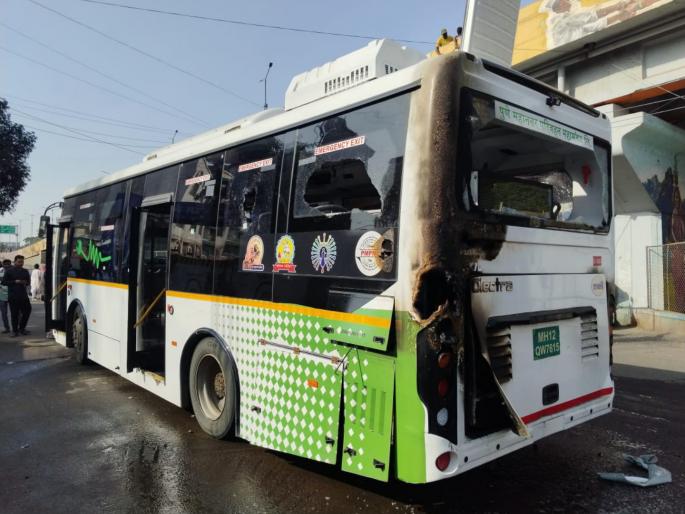A sudden fire broke out in a PMPML electrical bus passengers were shocked, everyone was safe due to the driver's precautions | निगडीत पीएमपीएमएल इलेक्ट्रिकल बसला अचानक आग; प्रवाशांचा थरकाप, चालकाच्या प्रसंगावधानाने सर्वजण सुरक्षित A sudden fire broke out in a PMPML electrical bus passengers were shocked, everyone was safe due to the driver's precautions | निगडीत पीएमपीएमएल इलेक्ट्रिकल बसला अचानक आग; प्रवाशांचा थरकाप, चालकाच्या प्रसंगावधानाने सर्वजण सुरक्षित