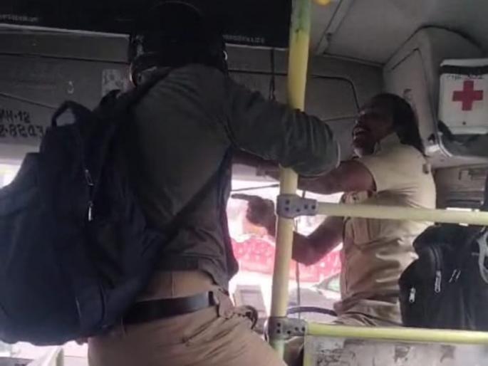 That policeman in Pune who beat the PMPML driver was finally suspended | PMP ड्रायव्हरला मारहाण करणारा पुण्यातील तो पोलीस अखेर निलंबित That policeman in Pune who beat the PMPML driver was finally suspended | PMP ड्रायव्हरला मारहाण करणारा पुण्यातील तो पोलीस अखेर निलंबित