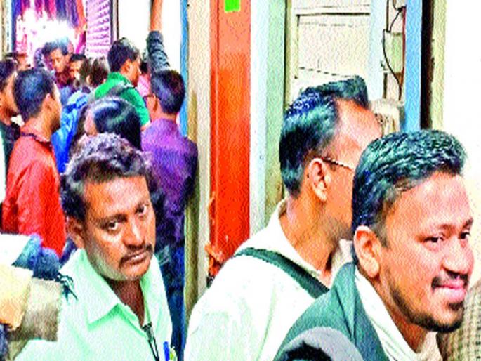 Citizens' Charter for stamping | मुद्रांकासाठी नागरिकांची वणवण Citizens' Charter for stamping | मुद्रांकासाठी नागरिकांची वणवण