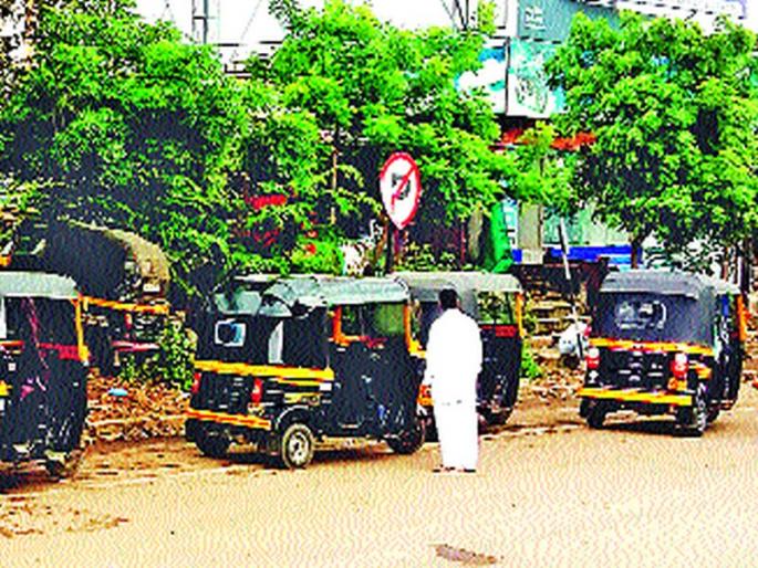 Parking in front of no parking | नो पार्किंगमध्ये सर्रास होतेय पार्किंग Parking in front of no parking | नो पार्किंगमध्ये सर्रास होतेय पार्किंग