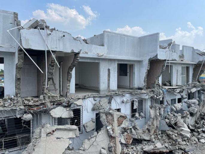 PMRDA action on unauthorized construction 14 row houses demolished | PMRDA Action: अनधिकृत बांधकामावर पीएमआरडीएचा हातोडा; १६ गुंठ्यातील '१४ रो हाऊसेस' जमीनदोस्त PMRDA action on unauthorized construction 14 row houses demolished | PMRDA Action: अनधिकृत बांधकामावर पीएमआरडीएचा हातोडा; १६ गुंठ्यातील '१४ रो हाऊसेस' जमीनदोस्त