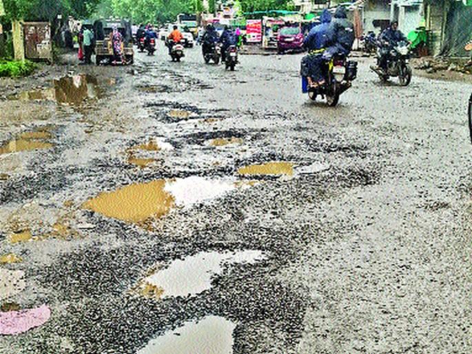 Are you on the moon or on the moon? Separation symmetry of the road | चंद्रावर आहात की शिवण्यात ? रस्त्याचे अर्धवट सिमेंटीकरण Are you on the moon or on the moon? Separation symmetry of the road | चंद्रावर आहात की शिवण्यात ? रस्त्याचे अर्धवट सिमेंटीकरण