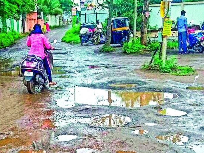 Cattle rains under internal road rains | अंतर्गत रस्त्यांची पावसाने वाताहत Cattle rains under internal road rains | अंतर्गत रस्त्यांची पावसाने वाताहत