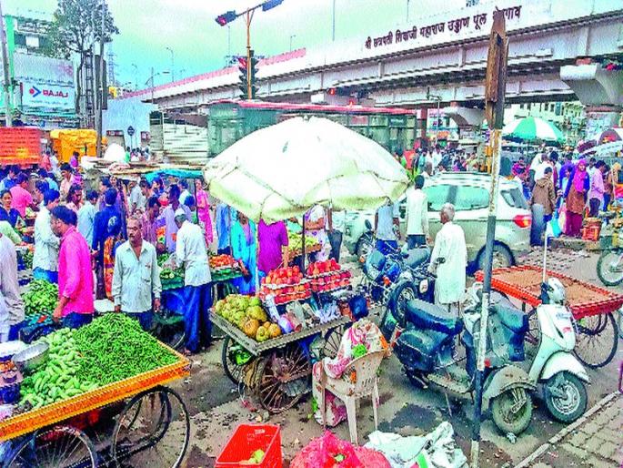 Dange Chowk blocked due to the market of Week | आठवडे बाजारामुळे डांगे चौकात कोंडी Dange Chowk blocked due to the market of Week | आठवडे बाजारामुळे डांगे चौकात कोंडी