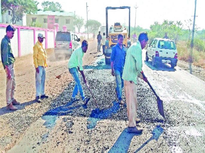 Road accidents will be avoided, due to repair of the road, solutions from motorists | रस्त्यावरील अपघात टळणार, रोड दुरुस्तीमुळे वाहनचालकांमधून समाधान Road accidents will be avoided, due to repair of the road, solutions from motorists | रस्त्यावरील अपघात टळणार, रोड दुरुस्तीमुळे वाहनचालकांमधून समाधान