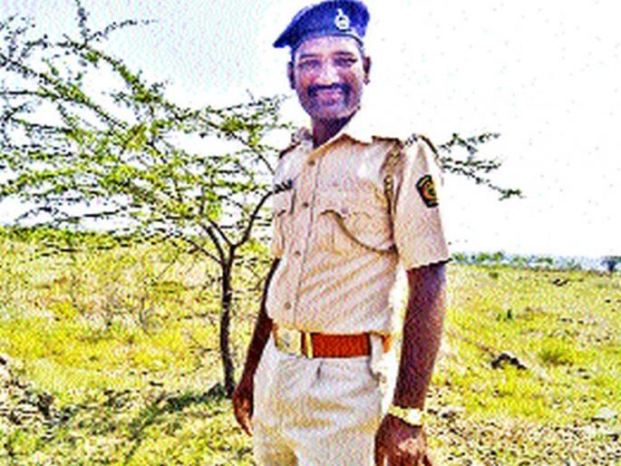 Youth Day Special - 'Protector' saves the 'creatures' of 4 thousand plants. | युवक दिन विशेष - चार हजार रोपांचा ‘जीव’ वाचवणारा ‘संरक्षक’ Youth Day Special - 'Protector' saves the 'creatures' of 4 thousand plants. | युवक दिन विशेष - चार हजार रोपांचा ‘जीव’ वाचवणारा ‘संरक्षक’