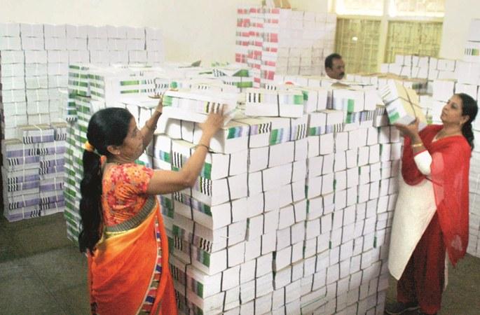 New blank books will be given to students on the first day of school | शाळेच्या पहिल्या दिवशी विद्यार्थ्यांना मिळणार नवी कोरी पुस्तके New blank books will be given to students on the first day of school | शाळेच्या पहिल्या दिवशी विद्यार्थ्यांना मिळणार नवी कोरी पुस्तके