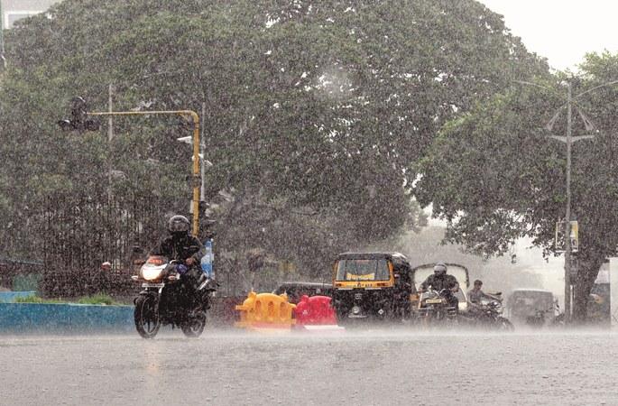 Maharashtra Rain Live Updates : Mumbai's central, western and harbour trains running late, water blogging and traffic jam in some areas | Maharashtra Rain Live Updates : मुंबईसह कोकणात मुसळधार पाऊस पडण्याची शक्यता, हवामान खात्याचा अंदाज Maharashtra Rain Live Updates : Mumbai's central, western and harbour trains running late, water blogging and traffic jam in some areas | Maharashtra Rain Live Updates : मुंबईसह कोकणात मुसळधार पाऊस पडण्याची शक्यता, हवामान खात्याचा अंदाज