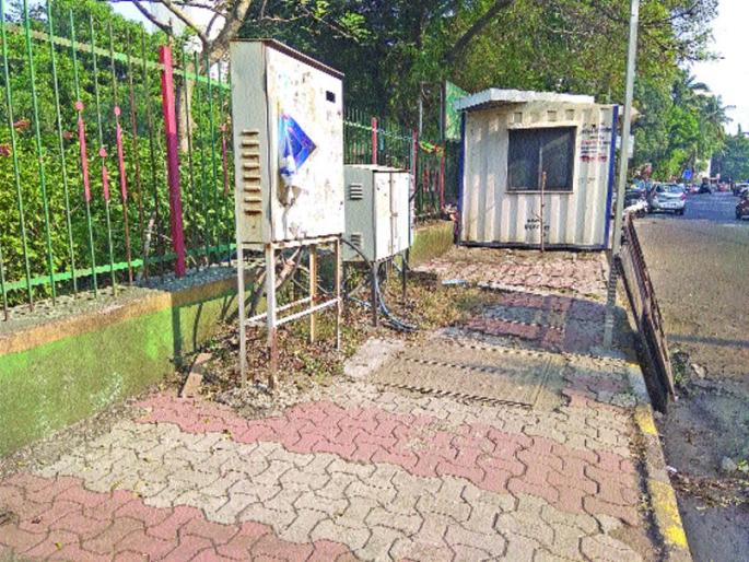 Police chairs in the footpath and road to the city | शहरातील पदपथ अन् रस्त्याकडेला पोलीस चौक्यांची उभारणी Police chairs in the footpath and road to the city | शहरातील पदपथ अन् रस्त्याकडेला पोलीस चौक्यांची उभारणी